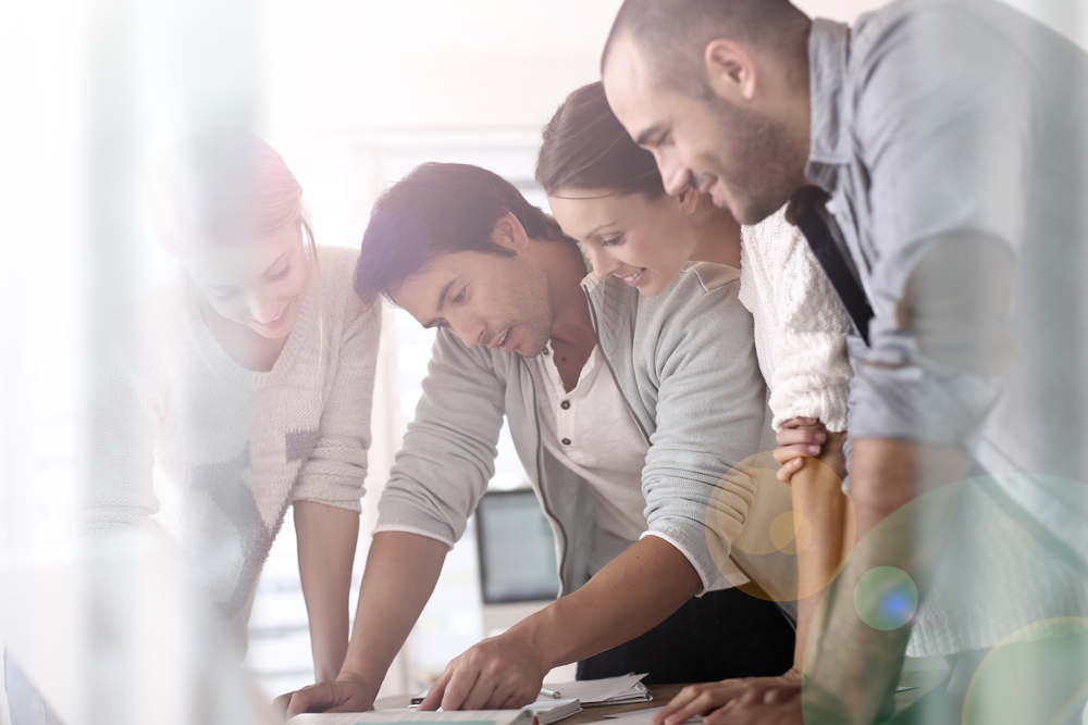 Groupe de professionnels travaillant sur un projet dans un bureau Groupe de professionnels travaillant sur un projet dans un bureau